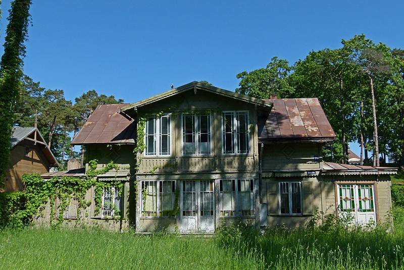 Not all buildings were in top notch condition.<br />June 6, 2011 - Majori, Jurmala, Latvia.