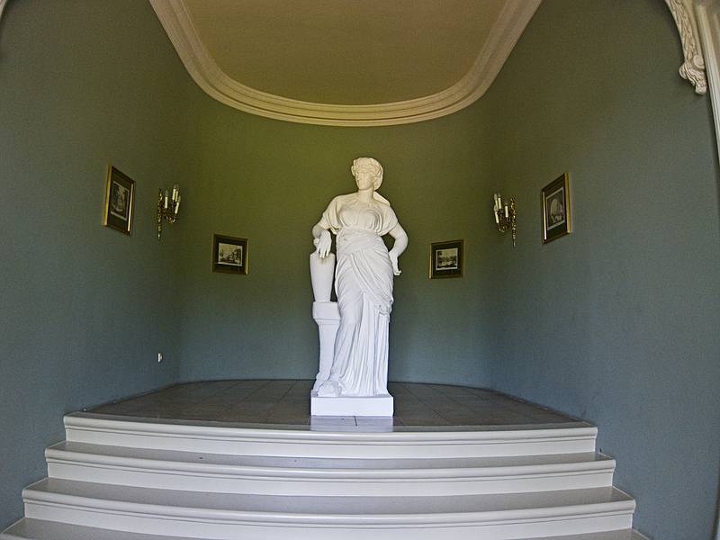 Sculpture in its niche in the palace.<br />June 7, 2011 - Meotne, Latvia.