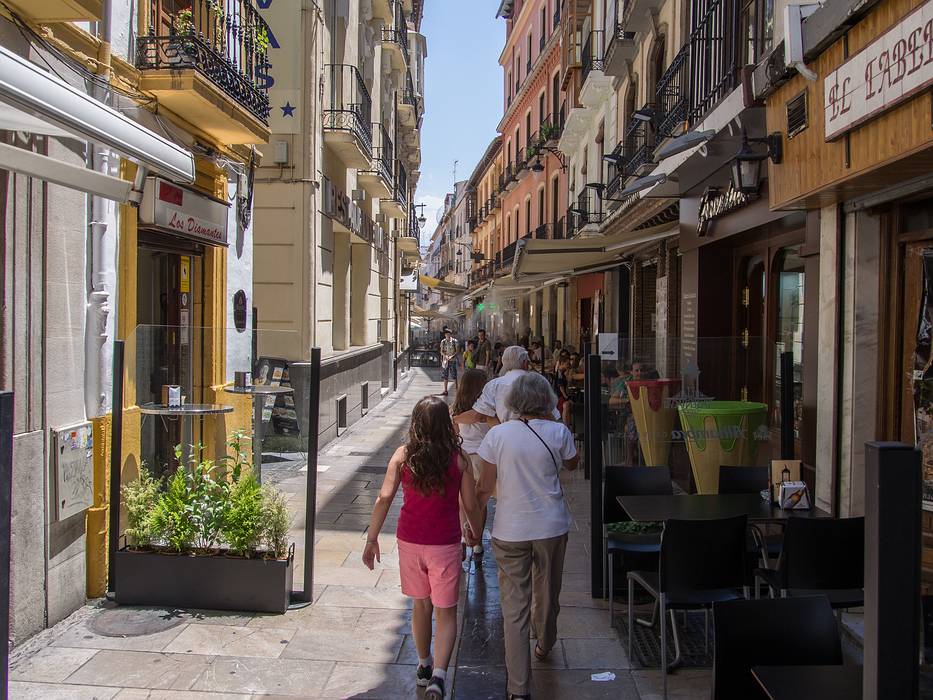 Paula and Salvador in the lead, followed by Miranda and Joyce.<br />Looking for a place to have lunch.<br />July 4, 2013 - Granada, Spain.