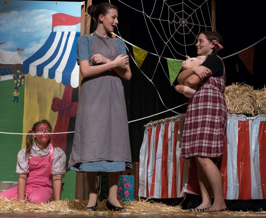 Fern tells her mother about riding the ferris wheel with Henry.<br />A performance of 'Charlotte's Web' at the Miscoe Hill Middle School.