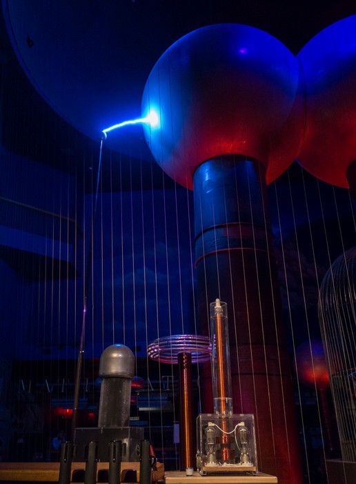 Van de Graaff generator doing its thing.<br />April 21, 2016 - At the Museum of Science, Boston, Massachusetts.