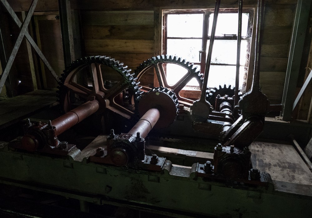 The waterwheel pumps water via these gears, cranckshaft and lever (the pump is to the left out of sight in the photo).<br />May 23, 2016 - Painshill Park, Cobham, Surrey, England.