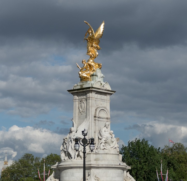 Monument to Queen Victoria.<br />May 24, 2016 - London, UK.