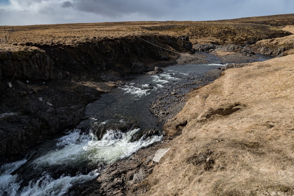The Stra-Hvals stream.<br />April 19, 2017 - Along the western shore of Hrtafjrur.