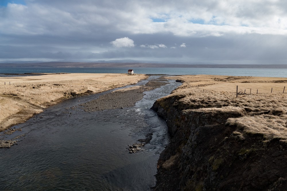 The Stra-Hvals stream.<br />April 19, 2017 - Along the western shore of Hrtafjrur.