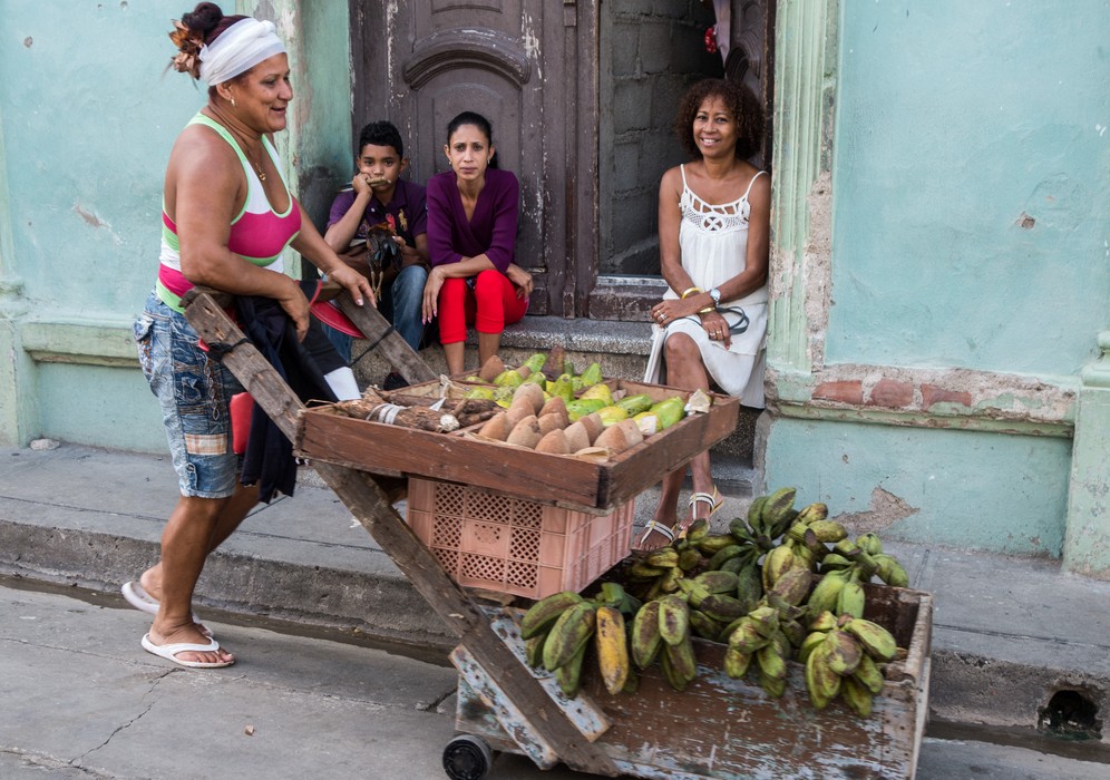 Street fruit vendor and customers?<br />Nov. 1, 2016 - Santiago de Cuba.