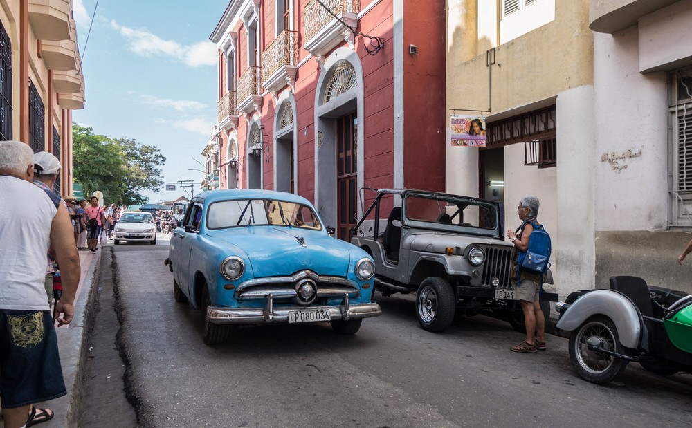 Ellen checking out an old Ford.<br />Nov. 1, 2016 - Santiago de Cuba.