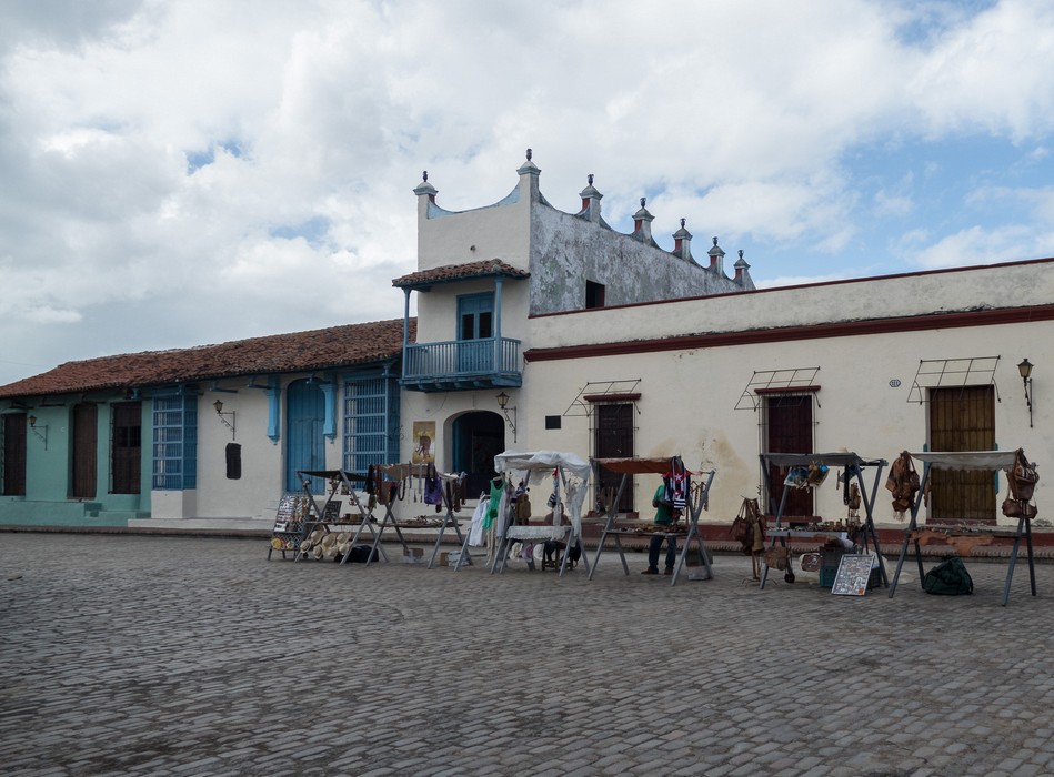 Crafts vendors and an art gallery.<br />Plaza de San Juan de Dios.<br />Nov. 3, 2016 - Camag�ey, Cuba.