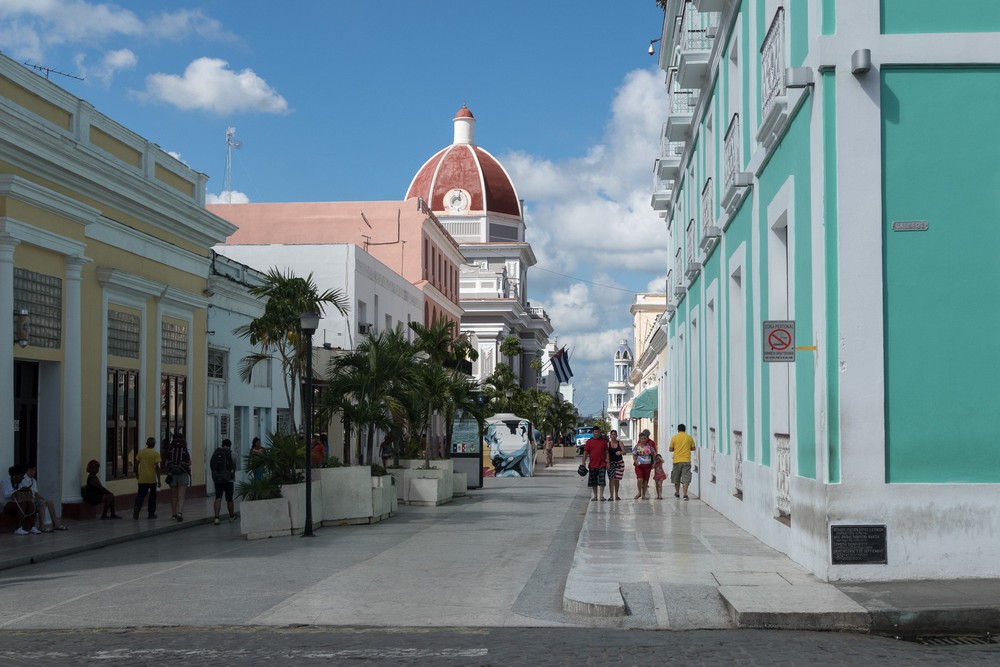 Google Maps says we are crossing D'Clouet Steet, the sign on the building says 'Calle 31'.<br />Nov. 6, 2016 - Cienfuegos, Cuba.