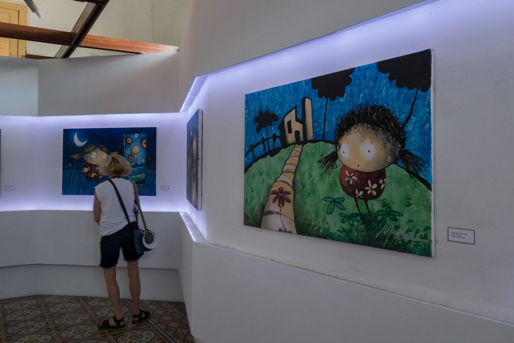 Joy at an art gallery.<br />Nov. 6, 2016 - Plaza de Armas, Cienfuegos, Cuba.