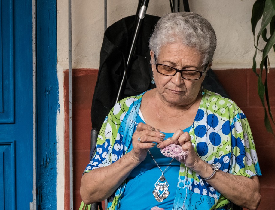 An abuela crocheting.<br />Nov. 7, 2016 - At the Sabore Arte paladar, Santa Clara, Cuba