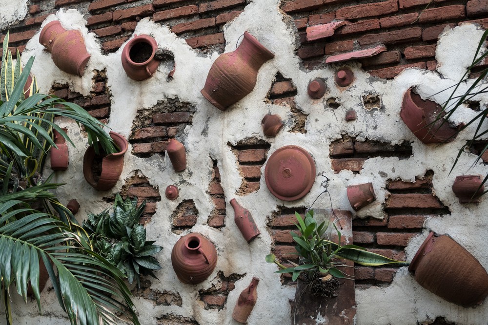 The wall at the restaurant entrance.<br />Nov. 7, 2016 - At the Sabore Arte paladar, Santa Clara, Cuba