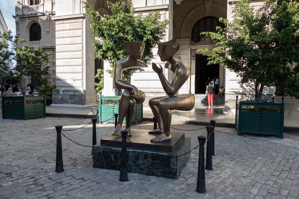 Etienne, "La Conversacion".<br />Nov. 10, 2016 - San Francisco Square, Havana, Cuba.